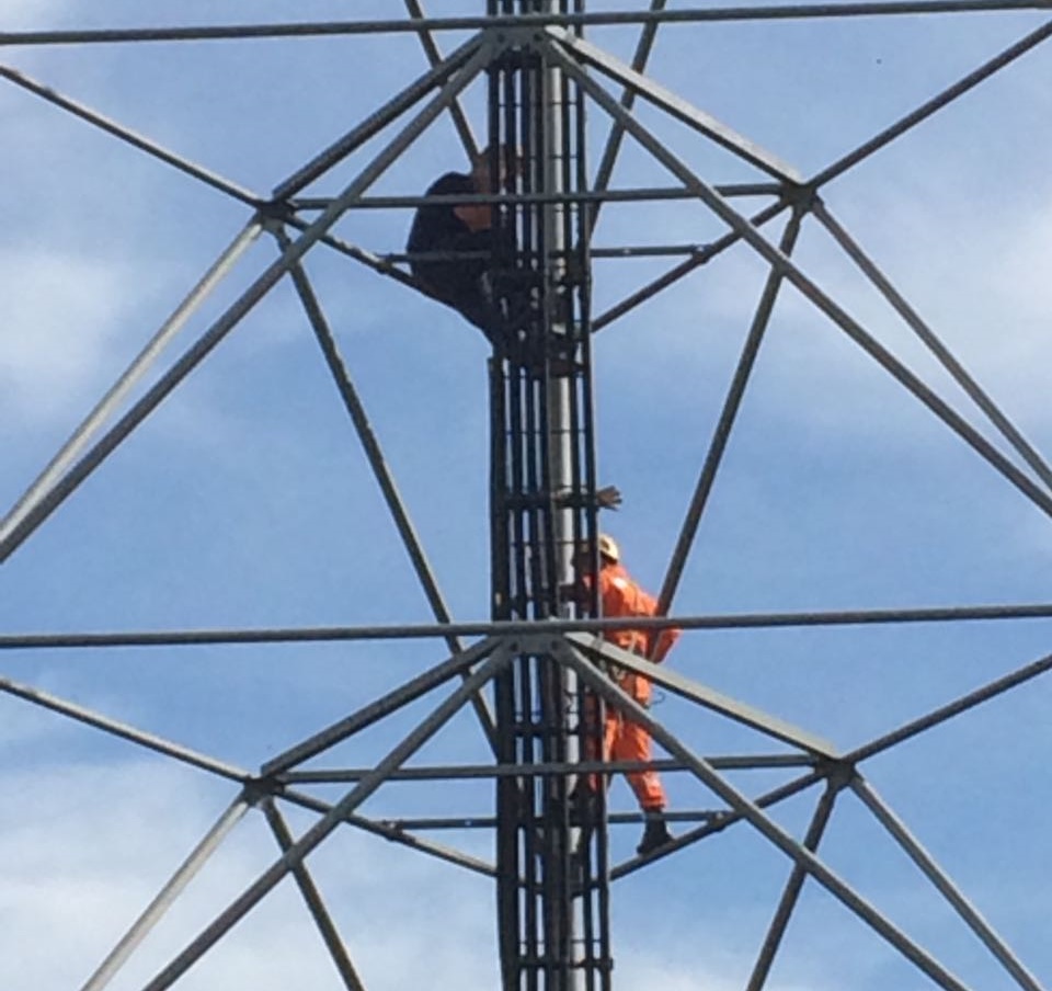 Homem que tentava suicídio em torre é resgatado pelo Corpo de Bombeiros