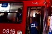 Mulher morre atingida por bala perdida dentro de ônibus