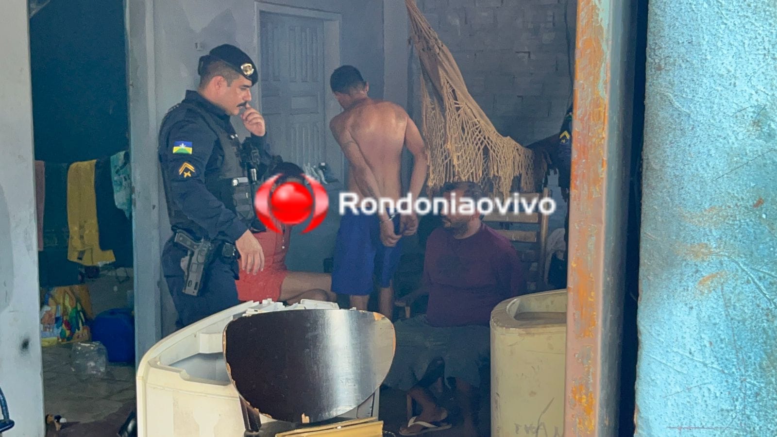 DENÚNCIA: PM fecha boca de fumo e prende acusados atrás de igreja 