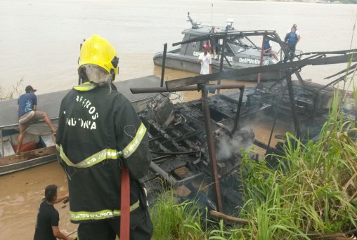 Briga entre donos de balsa termina com embarcação incendiada