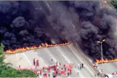 Manifestantes do MTST fazem protestos pelo Brasil