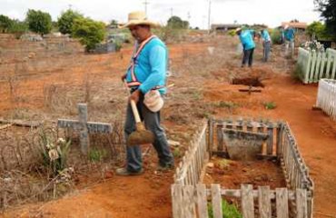 ARIQUEMES - Prefeitura faz limpeza dos Cemitérios para Dia dos Finados