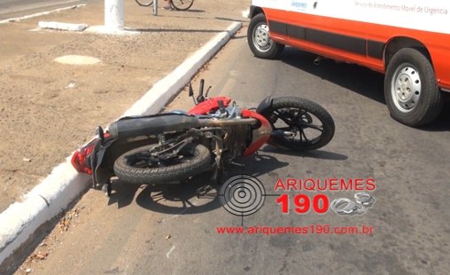 Motociclista fica ferida após colisão de moto 