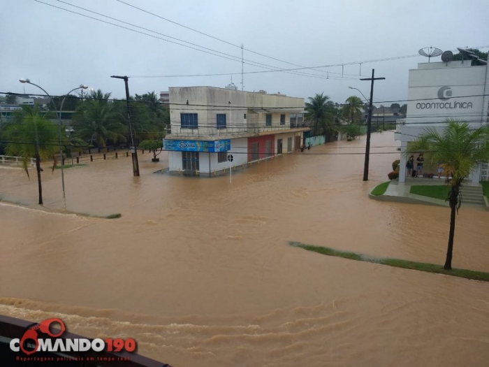 PRECÁRIA: Ruas de Ji-Paraná amanhecem inundadas com forte chuva; carro tombou