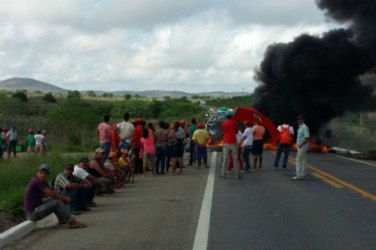 Protestos do MST fecham cinco rodovias federais