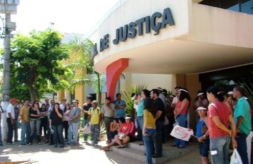 Servidores do Judiciário fazem protesto nesta segunda (23) vestidos de verde