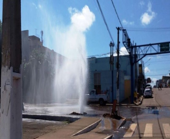 Obra da SEMTRAN estoura cano de água tratada na capital