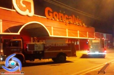 Incêndio destrói  supermercado 