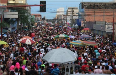 FOLIA DE CARNAVAL -  Casal sai junto para carnaval, mulher só chega em casa no outro dia e ainda esfola o marido