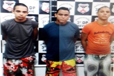 Agentes do 3º DP prendem trio acusado de assalto a residência