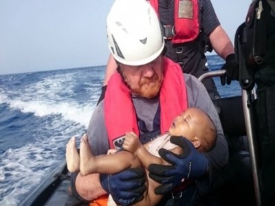 Foto de bebê morto nos braços de socorrista mostra drama no Mediterrâneo