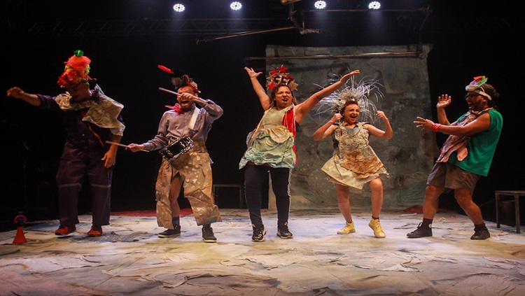 PALCO GIRATÓRIO: Espetáculo ‘A Força da Água’ retrata a indústria da seca no Nordeste de forma bem-humorada