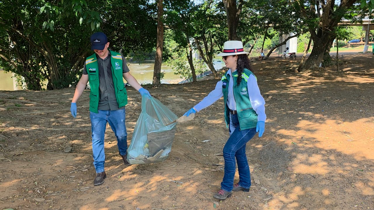 MEIO AMBIENTE: Jaru retira 15 m³ de resíduos às margens do Rio Jaru