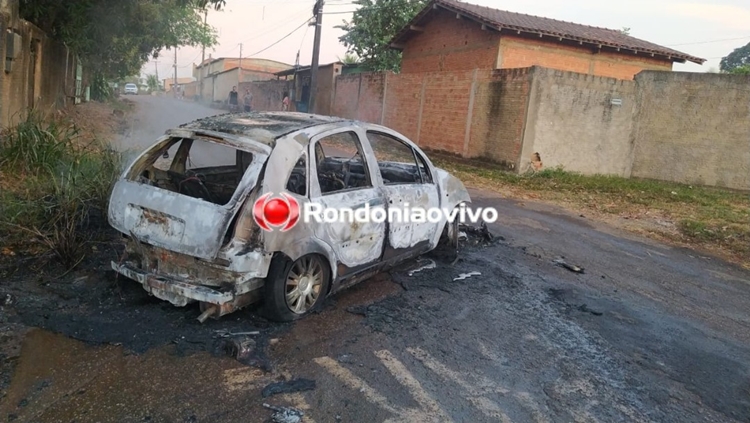 SINISTRO: Automóvel é destruído por incêndio após se chocar contra muro