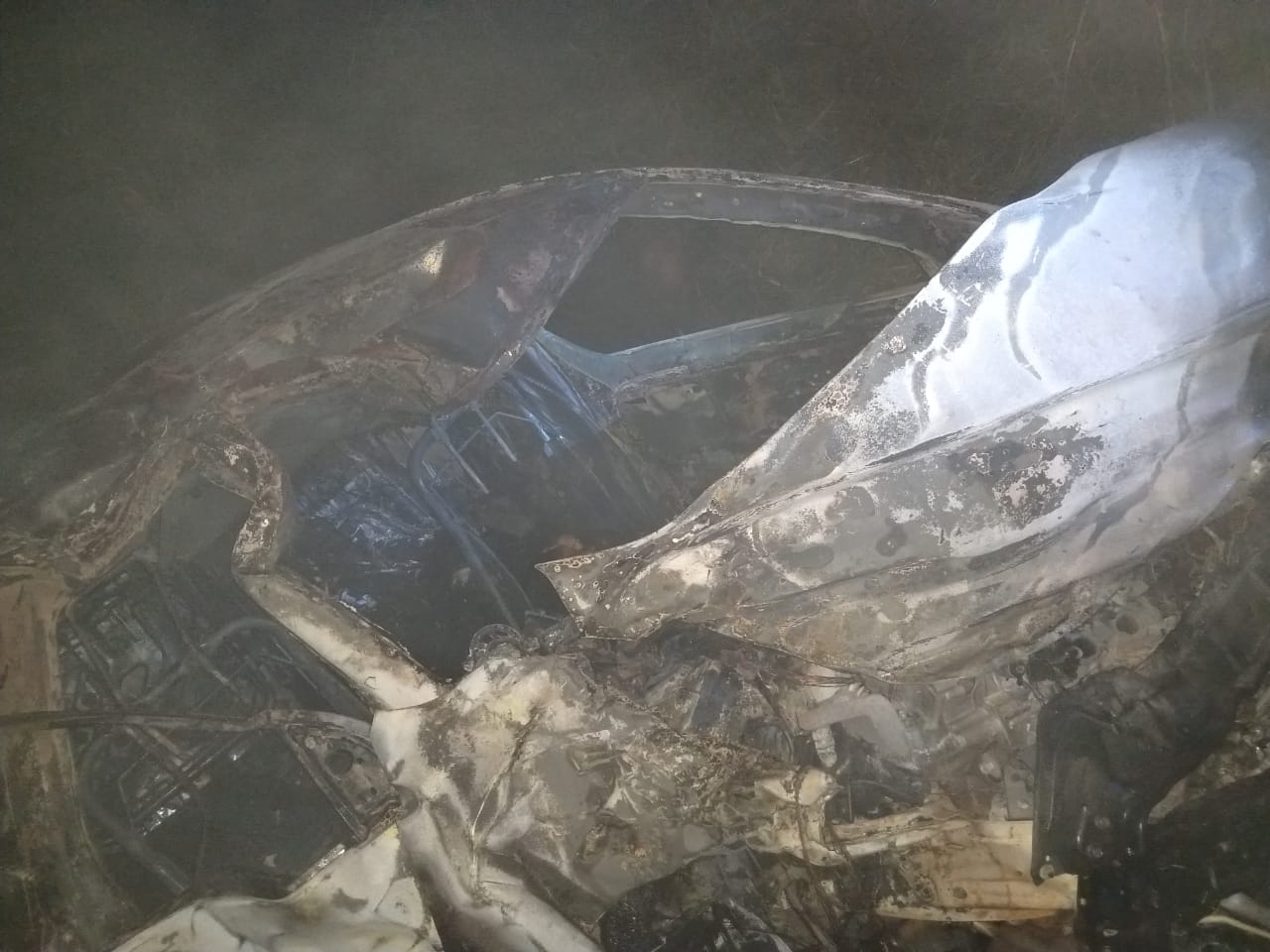 TRAGÉDIA: Carro explode na BR-364 após colisão com carreta e mata vítimas carbonizadas