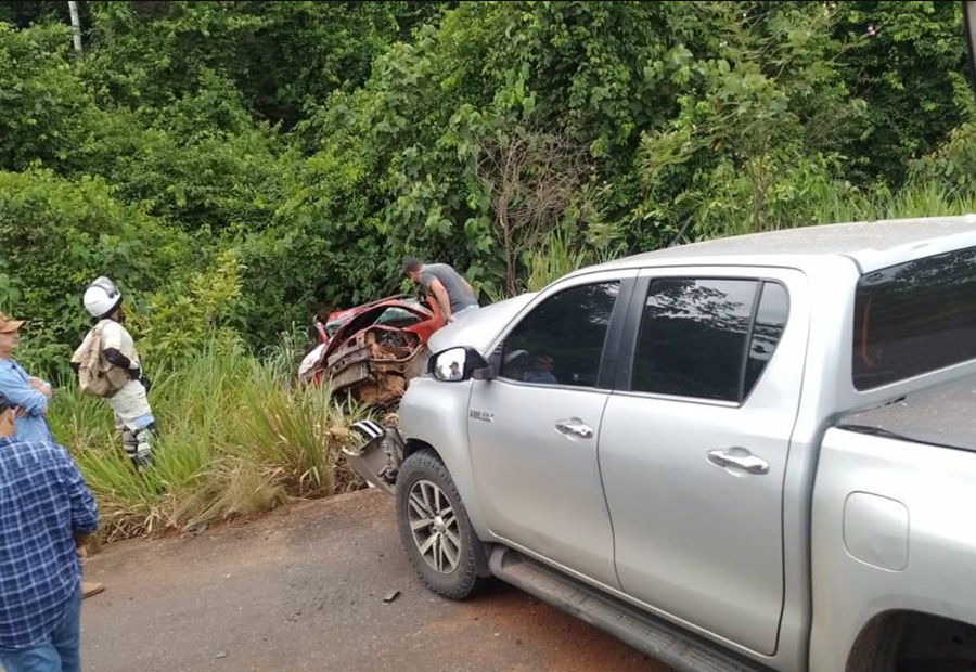 NA BR-364: Batida frontal entre duas caminhonetes deixa morto e um ferido grave