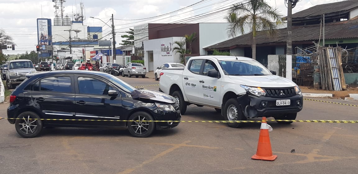 SEMA: Caminhonete do Governo do Acre se envolve em acidente em Porto Velho