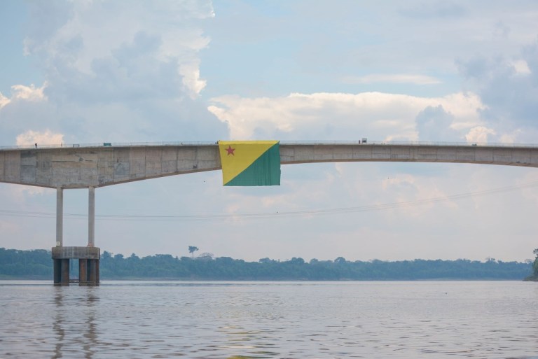 EM RONDÔNIA: Acreanos atravessam ponte do Madeira e erguem bandeira