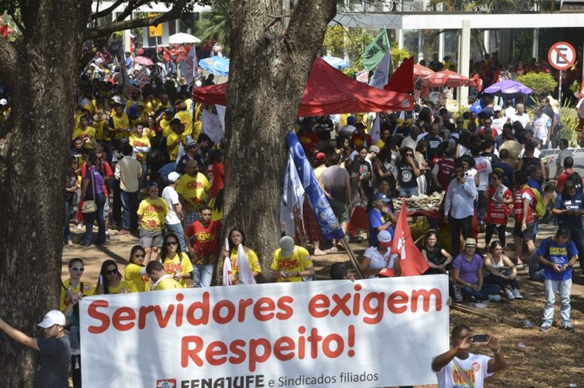 DECISÃO: Servidores federais prometem ofensiva contra congelamento de salários