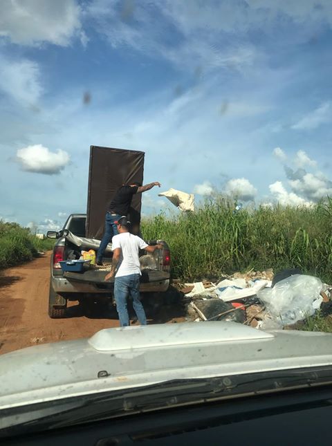 CENAS DA CIDADE: Ocupantes de caminhonete são flagrados jogando lixo em terreno baldio