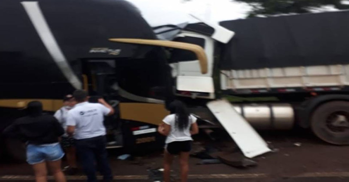 DESTRUÍDOS: Colisão frontal entre ônibus e carreta deixa vários feridos na BR-364