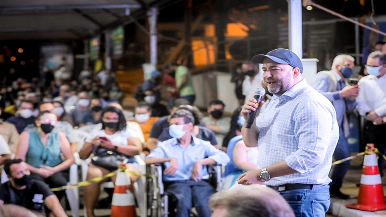 PRESIDENTE DA ALE: Alex Redano prestigia assinatura do Tchau Poeira em Cacoal