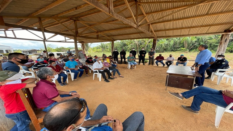 RIBEIRINHOS: Alex Silva entrega embarcação militar e implementos agrícolas para comunidades