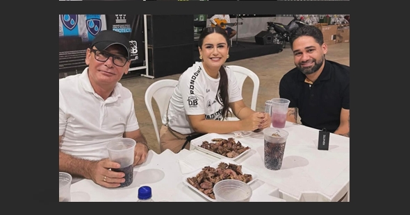 FIM DO MISTÉRIO: Prefeito fica e nomeia 'Aléxia' para ajudá-lo