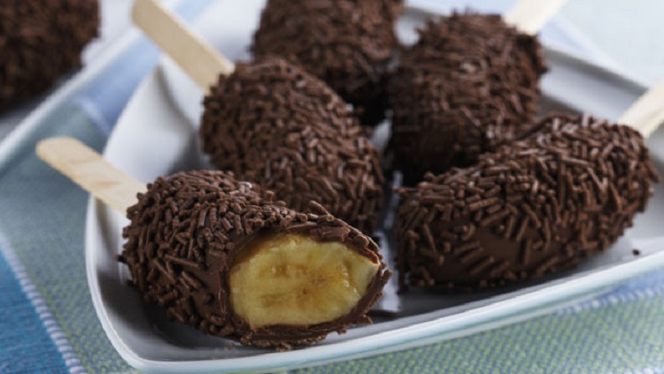 NO PALITO: Banana com cobertura de chocolate para fazer junto com as crianças 