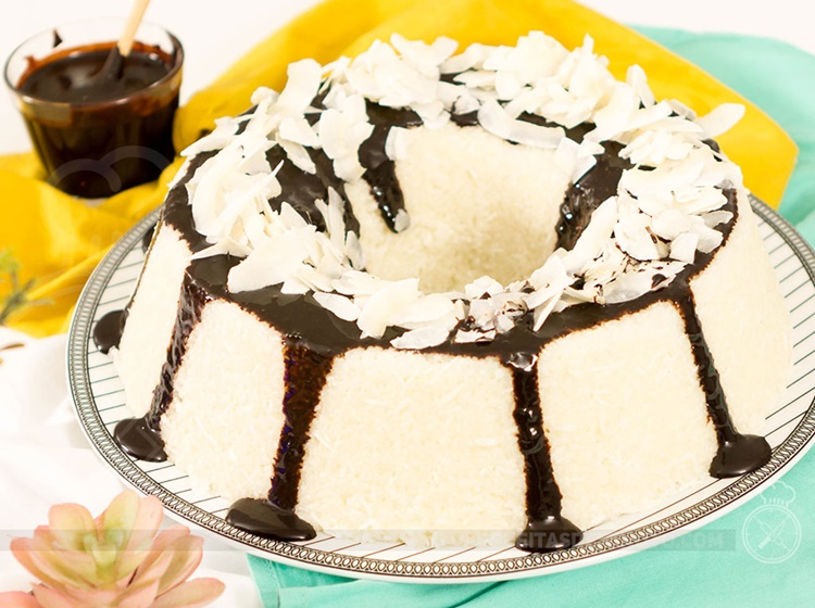 FÁCIL: Bolo de tapioca com calda de chocolate para o lanche da tarde