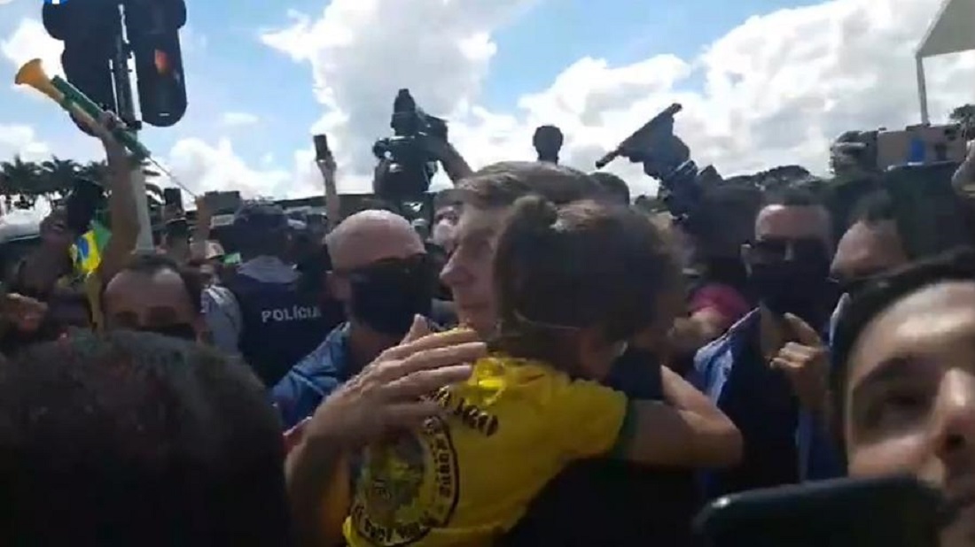 APOIO: Bolsonaro participa de protesto e cumprimenta manifestantes