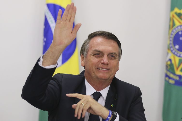 PROMESSAS: Bolsonaro diz que vai corrigir Imposto de Renda e indicar Moro para o STF