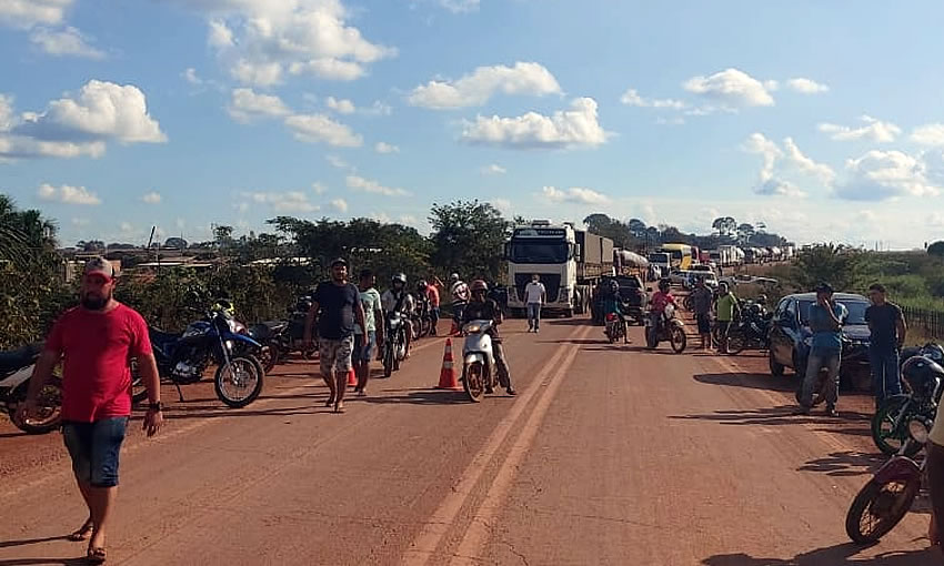 NA PONTA DO ABUNÃ: Manifestantes liberam a BR-364 após quase sete horas de bloqueio