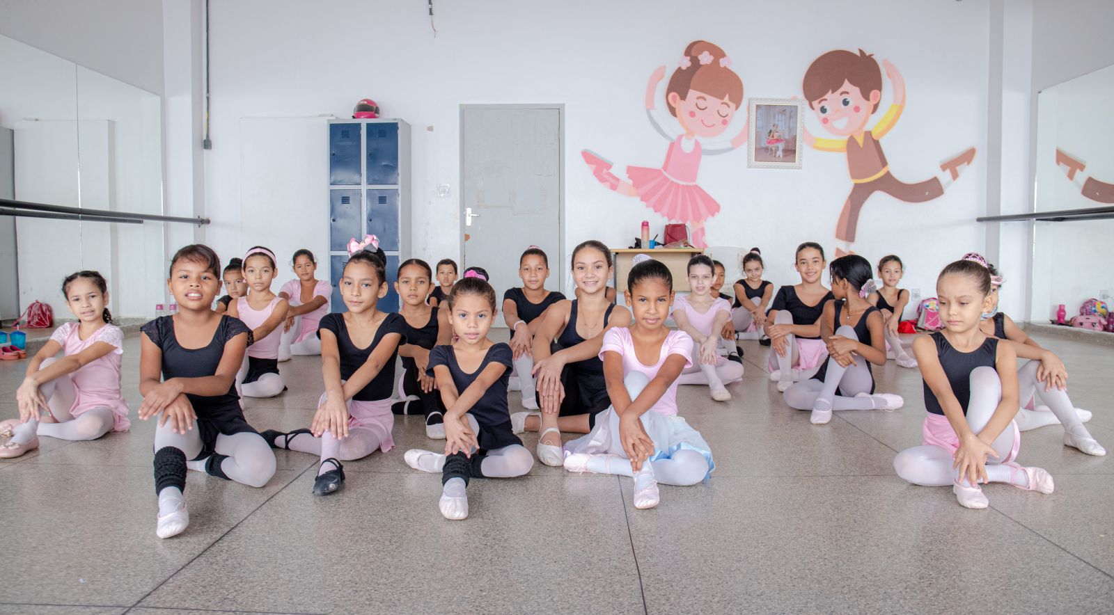 PRAÇA CEU: Alunos de ballet do projeto têm sala de aula reformada e recebem novos uniformes