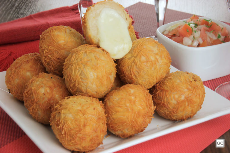 NA MEDIDA: Conheça uma receita fácil de bolinha de queijo com purê deliciosa