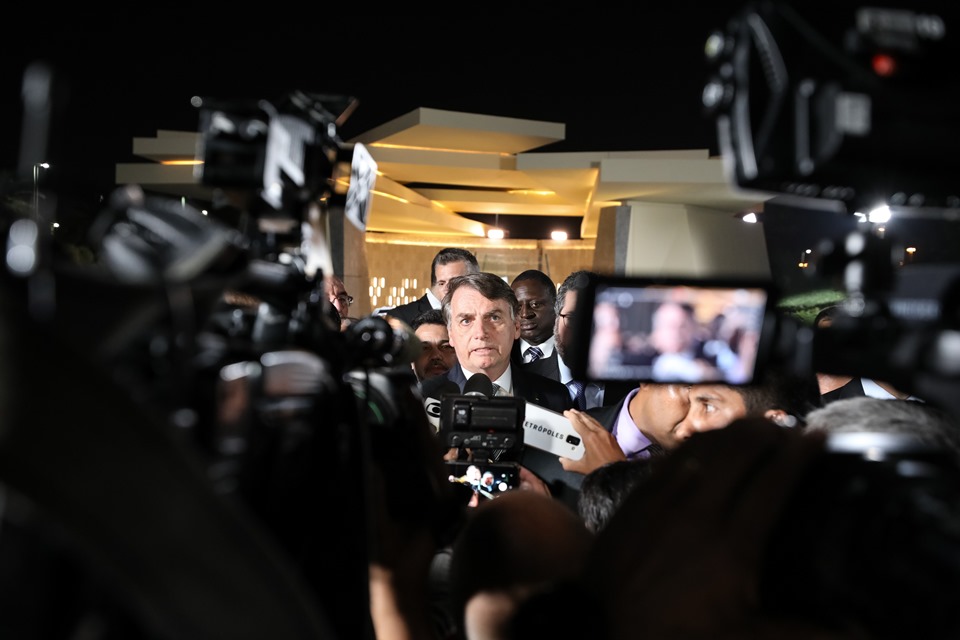 ABANDONOU: Bolsonaro deixa entrevista com pergunta sobre crítica de ministro