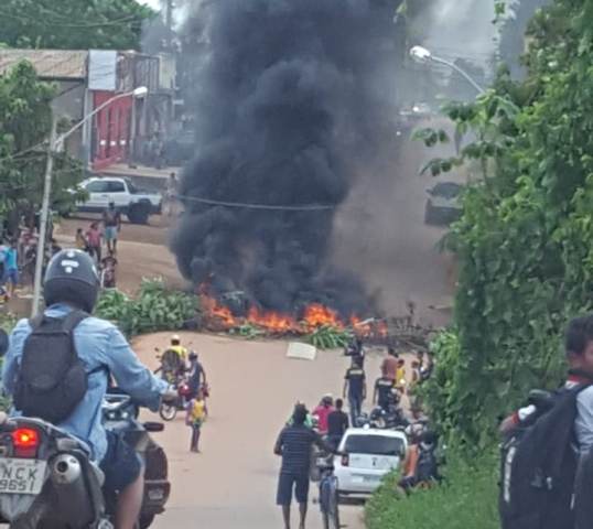 BLOQUEIO - VÍDEO: Comunidade interdita avenida Calama e exige asfalto da Prefeitura