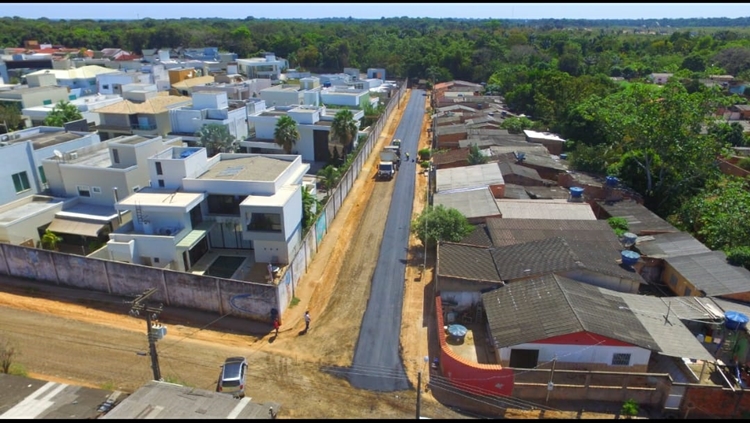 BAIRRO COSTA E SILVA: Edevaldo Neves acompanha serviços de asfaltamento de diversas ruas 