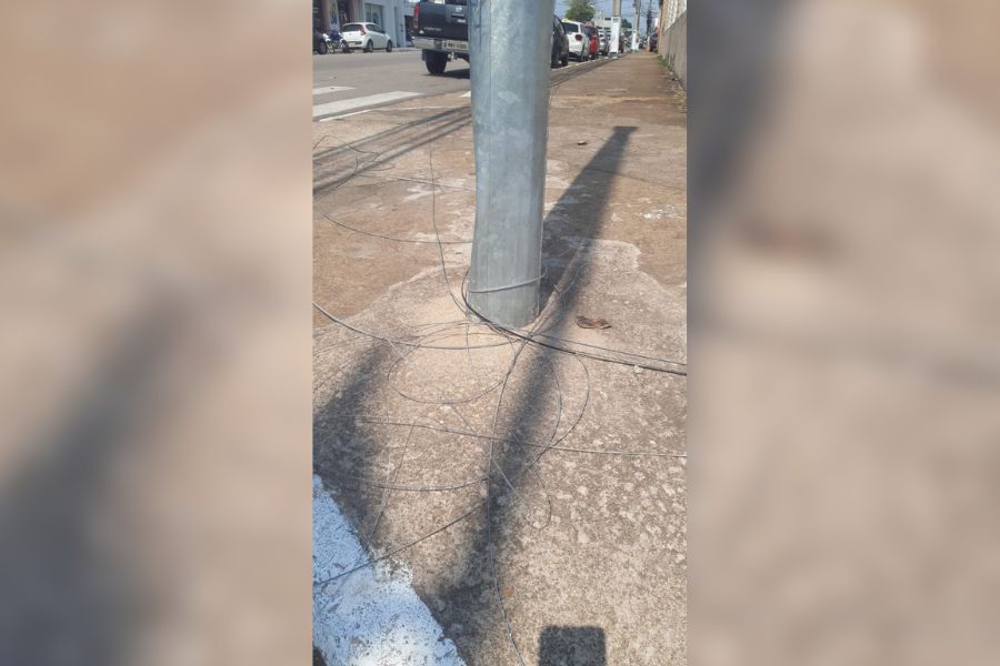 NO CHÃO: Cidadãos relatam insegurança por cabos soltos nas ruas da capital