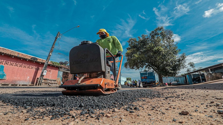 OBRAS: Equipes da Prefeitura fazem serviços estruturantes em dez bairros