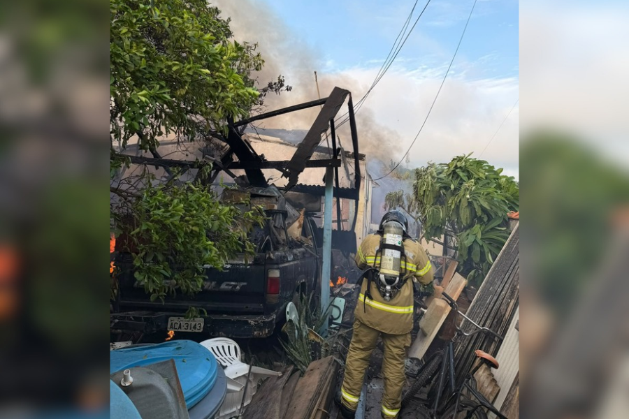 EM JI-PARANÁ: Incêndio atinge imóvel e mobiliza Corpo de Bombeiros