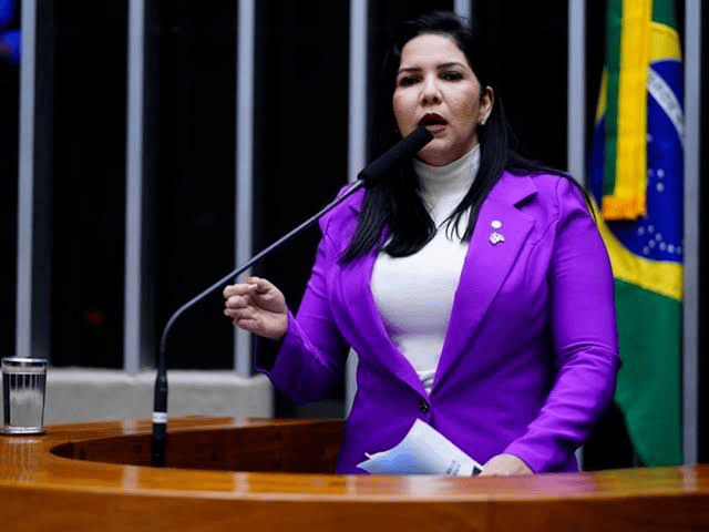 CRISTIANE LOPES: Deputada cobra providências urgentes após cancelamento de 12 voos da Azul