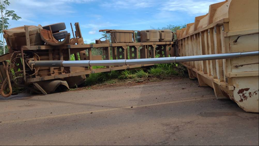 ACIDENTE: Composição de carreta tomba em rodovia que liga Corumbiara a Cerejeiras