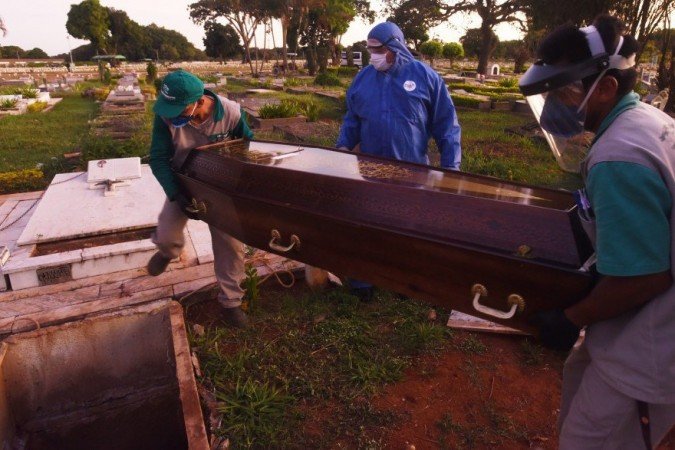 DIAS DIFÍCEIS: Cientista prevê 'bomba-relógio' com explosão de casos de covid-19 no Brasil