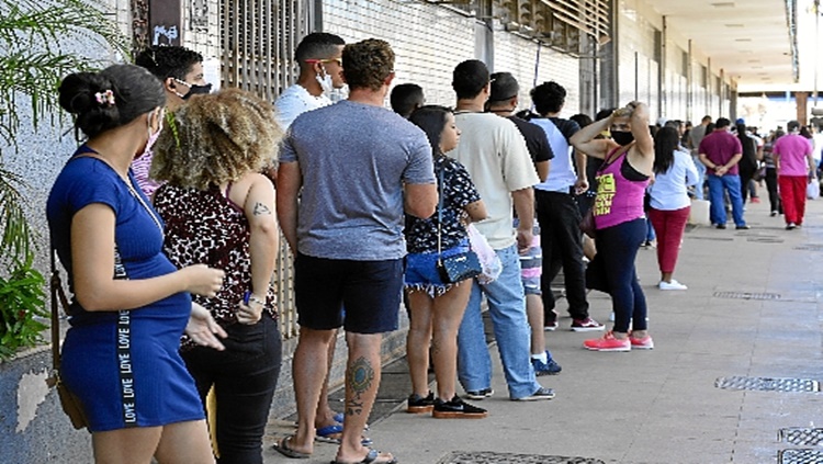 CRISE: Renda dos mais pobres vai cair 20% com corte do auxílio, diz Ipea