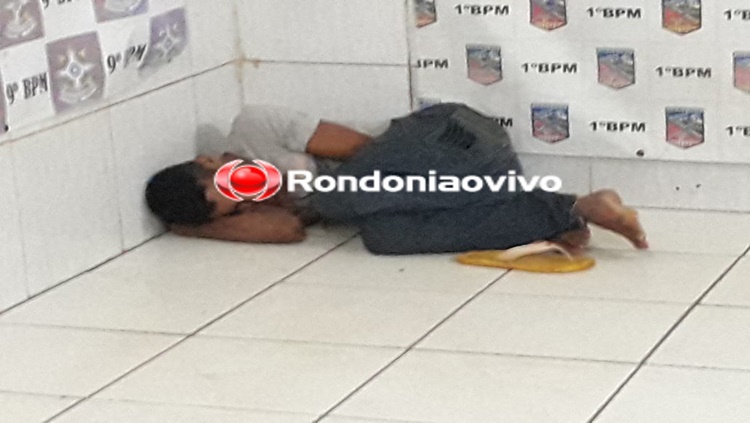 DESPREOCUPADO: Preso por tráfico de drogas, homem dorme tranquilamente na delegacia