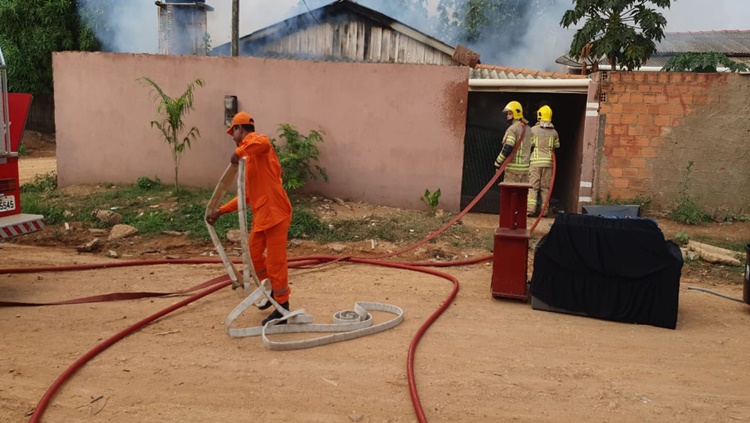 PERIGO: Residência é consumida por incêndio criminoso e causa prejuízos