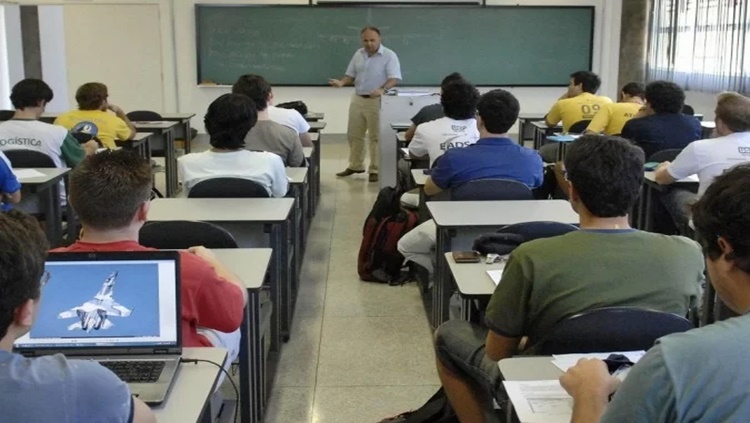 ENSINO: Cursos presenciais e de universidades públicas têm nota mais alta