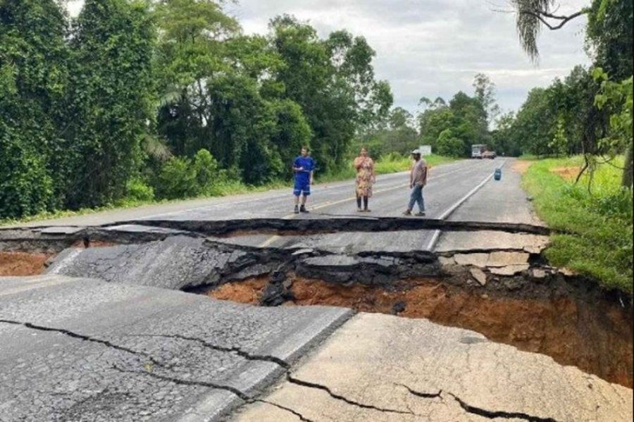 SANTA CATARINA: Chuva deixa mortos, desaparecidos e abre cratera em rodovia