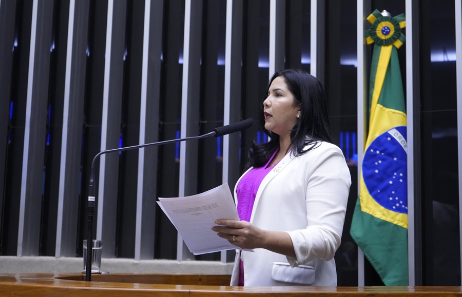 CRISTIANE LOPES: Deputada protocola PL que preconiza estudo da Constituição Federal